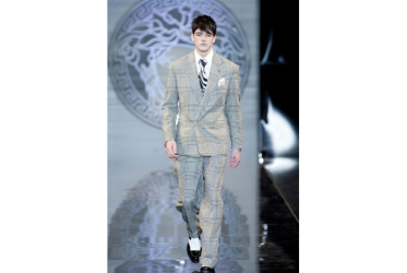 VERSACE CELEBRA LA VIRILITA’