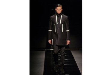 JOHN RICHMOND, CONTRASTI COMPLEMENTARI