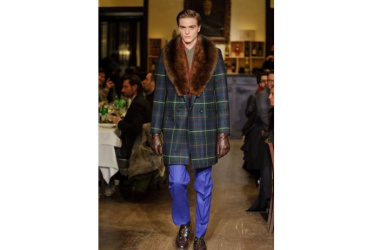 MOSCHINO, L’IRONIA VESTE TARTAN
