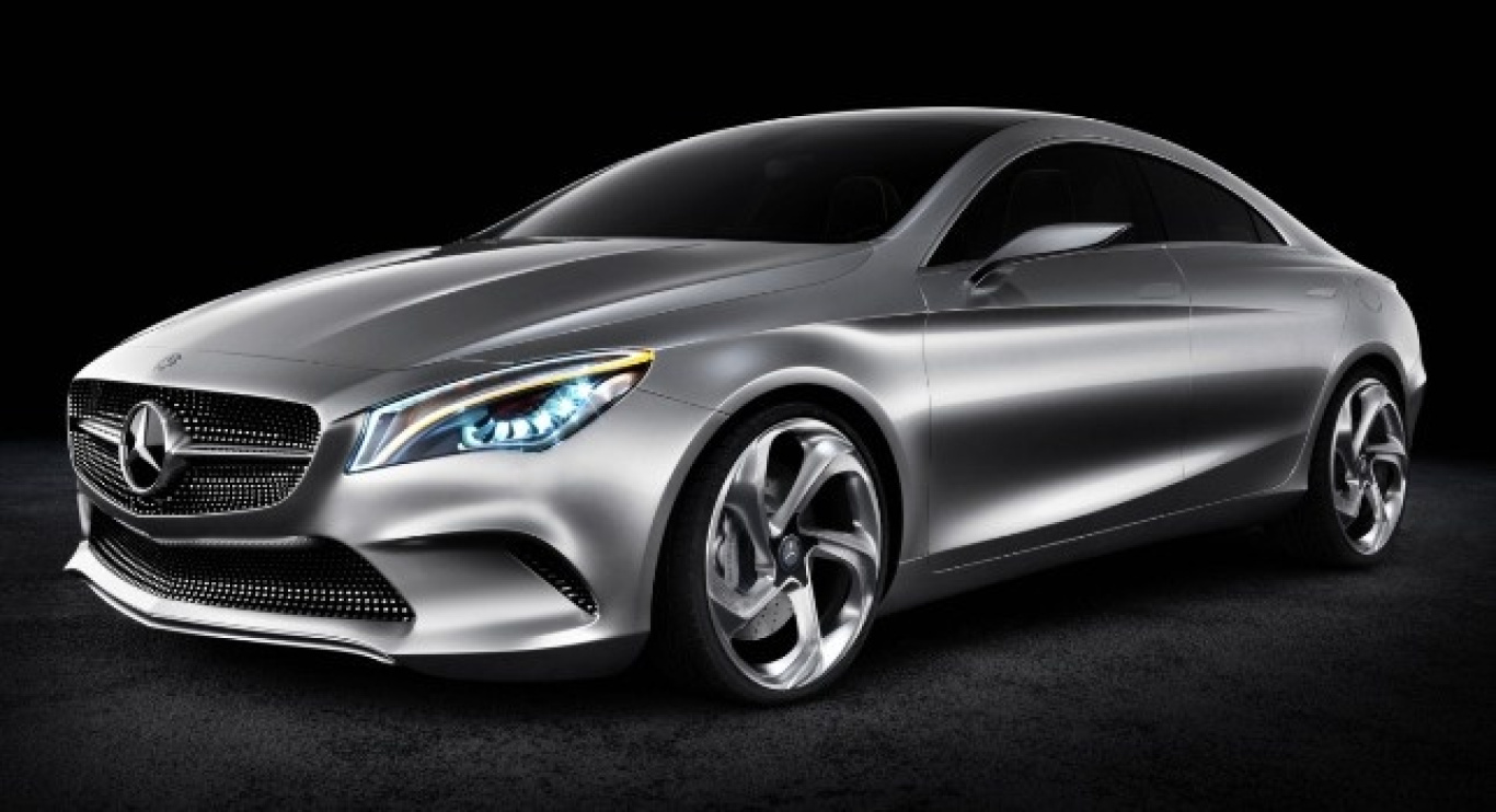 LA MERCEDES-BENZ CLA IN ANTEPRIMA A MILANO MODA DONNA