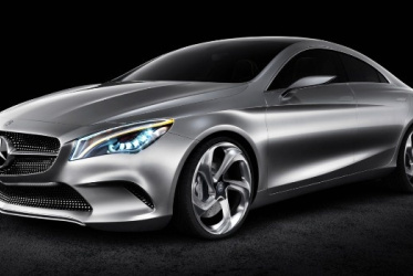 LA MERCEDES-BENZ CLA IN ANTEPRIMA A MILANO MODA DONNA