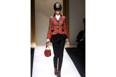 MOSCHINO, SALUTI DAL REGNO UNITO