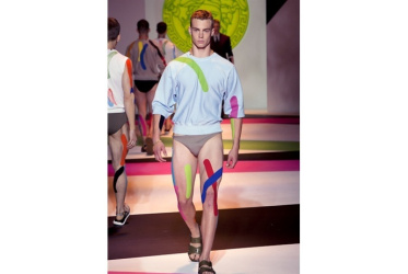 VERSACE, LA MEDUSA INIETTA COLORE