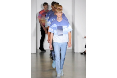 CALVIN KLEIN, IL CIELO IN UNA T-SHIRT