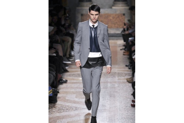 LES HOMMES, UNO STILE RIGOROSO