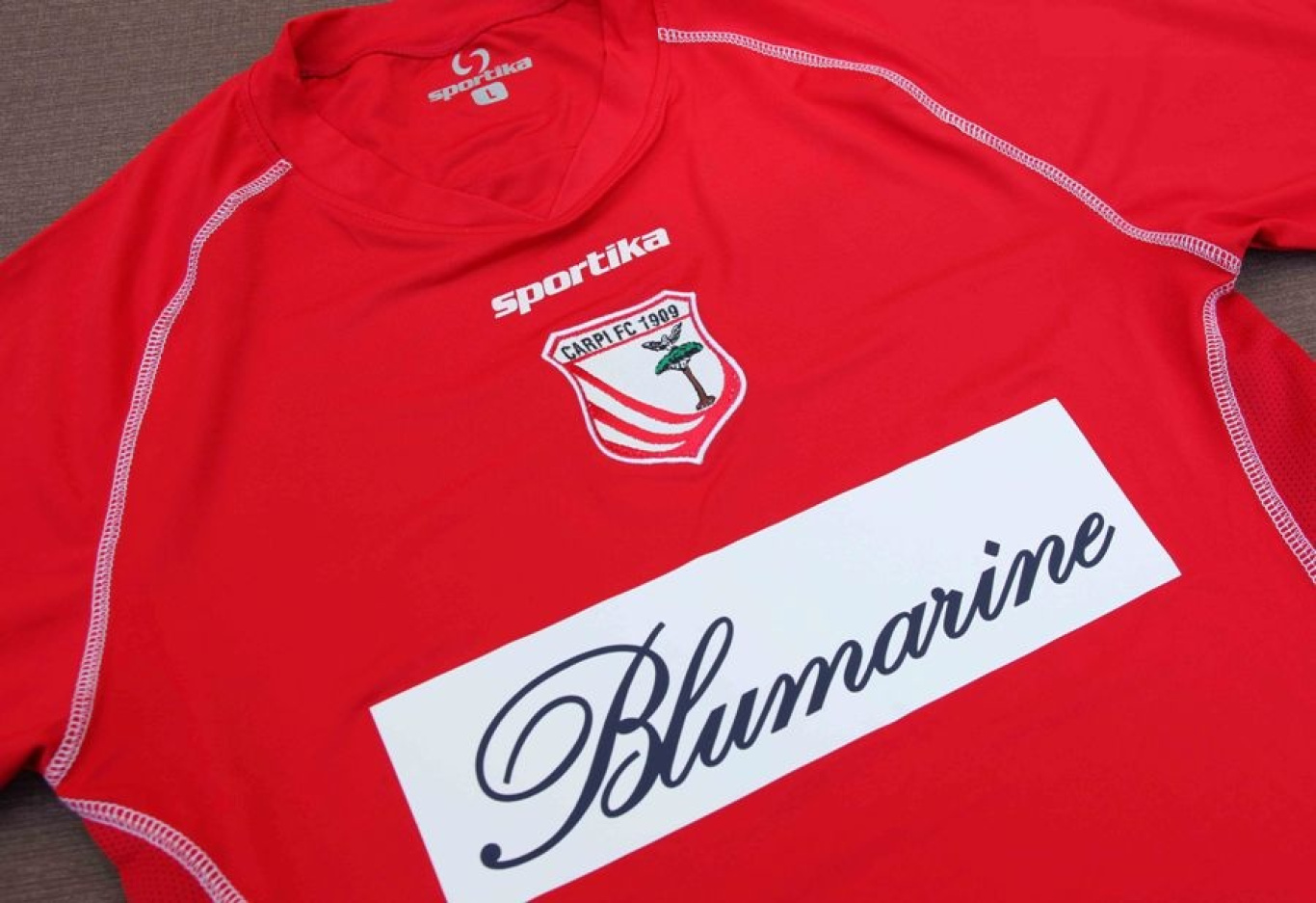 BLUMARINE, AMORE PER LO SPORT E CARPI