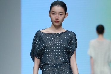 CNMI supporta Angelos Bratis alla Mercedes-Benz China Fashion Week