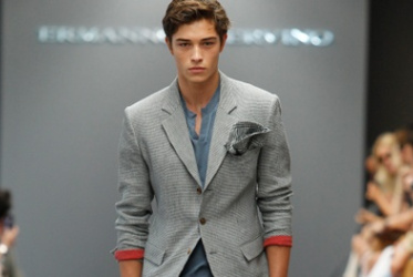 DA SCERVINO IL FILO ROSSO E’ IL PANTALONE BIANCO