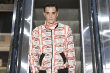 MOSCHINO – LOGOMANIA DI UN DANDY POP