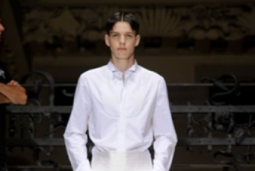 LES HOMMES – VESTIRE INSOLITAMENTE