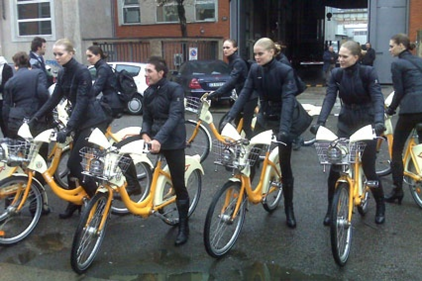 NAVETTE E BIKE-SHARING GRATUITI PER MILANO MODA DONNA
