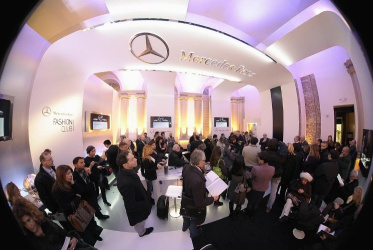 MERCEDES-BENZ PORTA LA NUOVA CLS A MILANO MODA DONNA