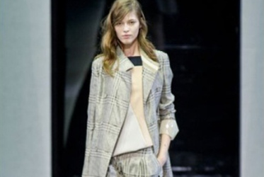 EMPORIO ARMANI, UNA DONNA SEMPLICE