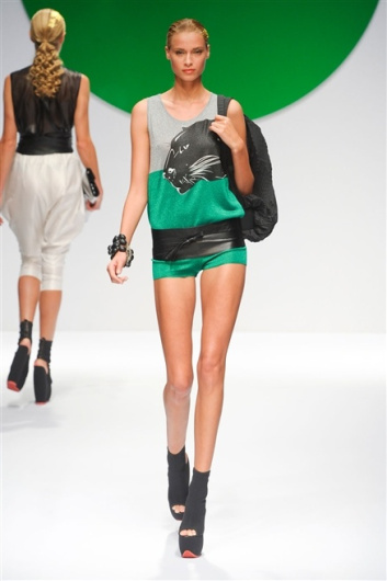 Fotoservizio/SS 2012/WOMEN/KRIZIA/11