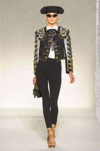 Fotoservizio/SS 2012/WOMEN/MOSCHINO/1