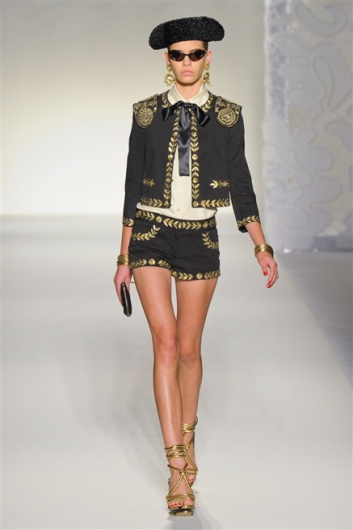 Fotoservizio/SS 2012/WOMEN/MOSCHINO/9