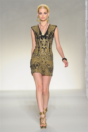Fotoservizio/SS 2012/WOMEN/MOSCHINO/10