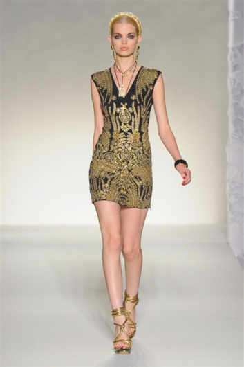 Fotoservizio/SS 2012/WOMEN/MOSCHINO/11