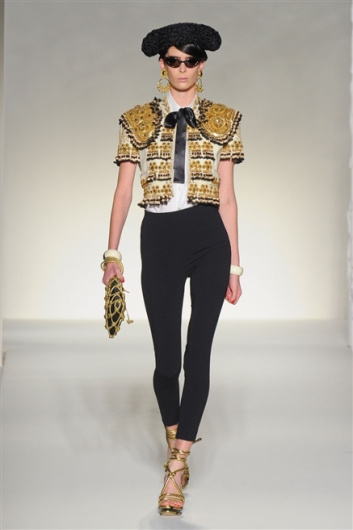 Fotoservizio/SS 2012/WOMEN/MOSCHINO/3