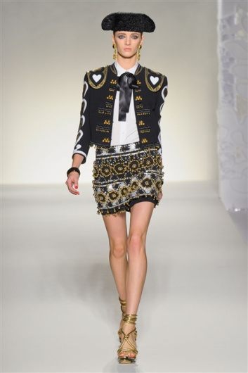 Fotoservizio/SS 2012/WOMEN/MOSCHINO/4