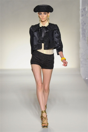 Fotoservizio/SS 2012/WOMEN/MOSCHINO/16