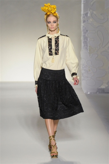 Fotoservizio/SS 2012/WOMEN/MOSCHINO/17