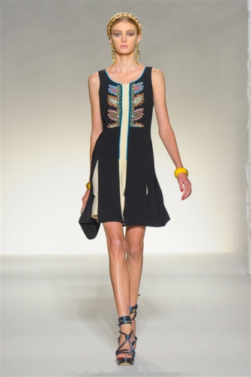 Fotoservizio/SS 2012/WOMEN/MOSCHINO/27
