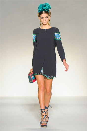 Fotoservizio/SS 2012/WOMEN/MOSCHINO/29