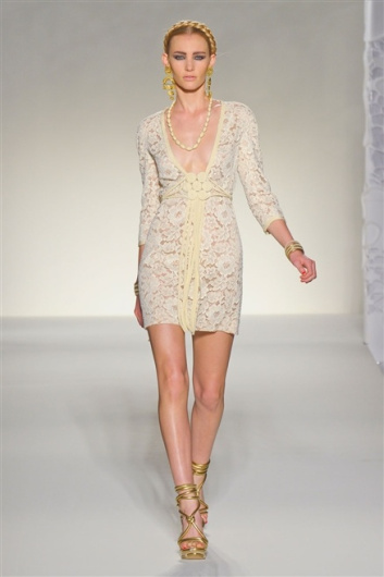 Fotoservizio/SS 2012/WOMEN/MOSCHINO/30