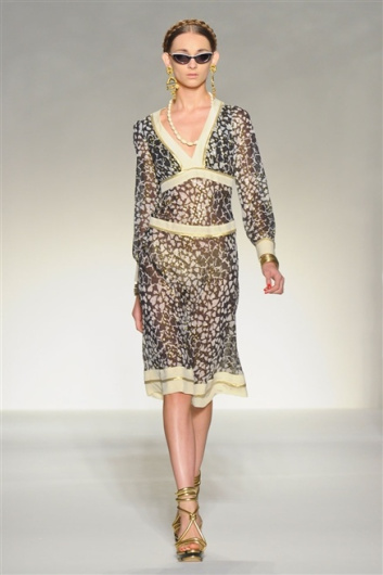 Fotoservizio/SS 2012/WOMEN/MOSCHINO/22