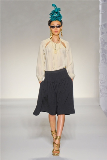 Fotoservizio/SS 2012/WOMEN/MOSCHINO/24