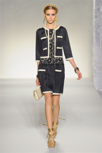 Fotoservizio/SS 2012/WOMEN/MOSCHINO/25