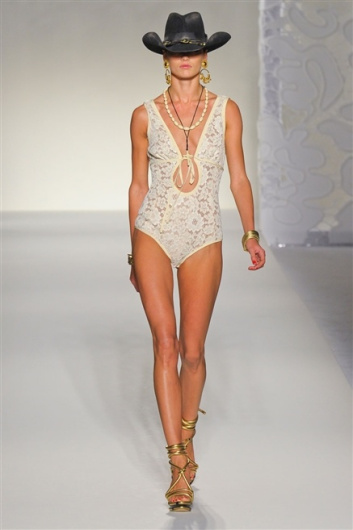 Fotoservizio/SS 2012/WOMEN/MOSCHINO/32