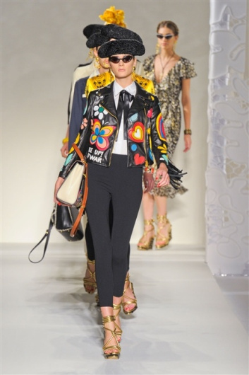 Fotoservizio/SS 2012/WOMEN/MOSCHINO/45