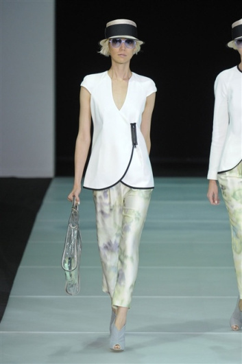 Fotoservizio/SS 2012/WOMEN/EMPORIO ARMANI/19