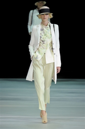 Fotoservizio/SS 2012/WOMEN/EMPORIO ARMANI/16