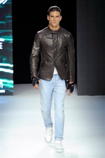 Fotoservizio/SS 2015/MEN/DIRK BIKKEMBERGS/DP1/24