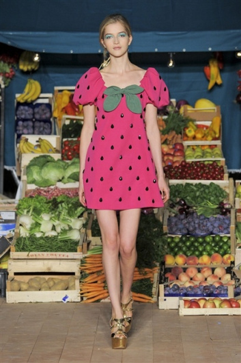 Fotoservizio/SS 2012/WOMEN/MOSCHINO CHEAP AND CHIC/1