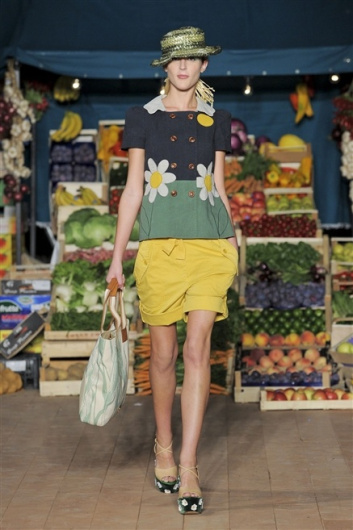 Fotoservizio/SS 2012/WOMEN/MOSCHINO CHEAP AND CHIC/20