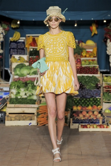 Fotoservizio/SS 2012/WOMEN/MOSCHINO CHEAP AND CHIC/18