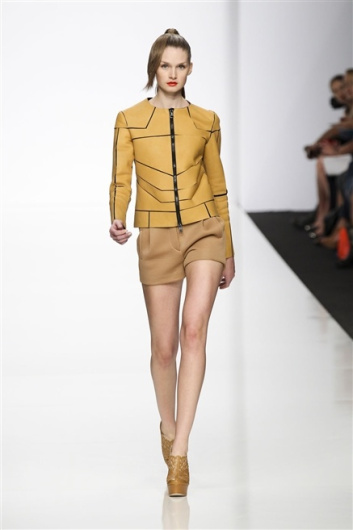 Fotoservizio/SS 2012/WOMEN/BYBLOS/1