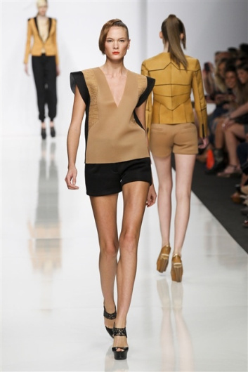 Fotoservizio/SS 2012/WOMEN/BYBLOS/2