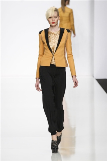 Fotoservizio/SS 2012/WOMEN/BYBLOS/3