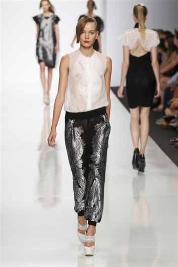 Fotoservizio/SS 2012/WOMEN/BYBLOS/23