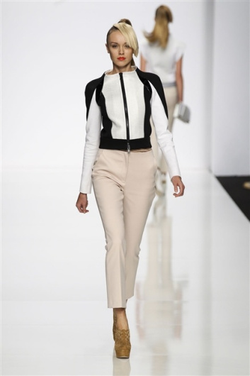 Fotoservizio/SS 2012/WOMEN/BYBLOS/16
