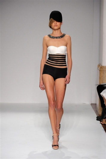 Fotoservizio/SS 2012/WOMEN/CRISTIANO BURANI/15