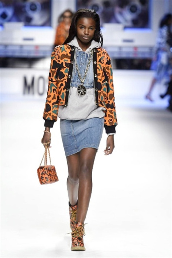 Fotoservizio/FW 2015-2016/WOMEN/MOSCHINO/DP1/46