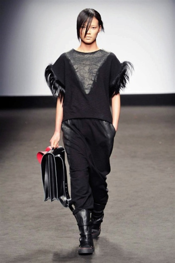 Fotoservizio/FW 2015-2016/WOMEN/FATIMA VAL/DP1/1