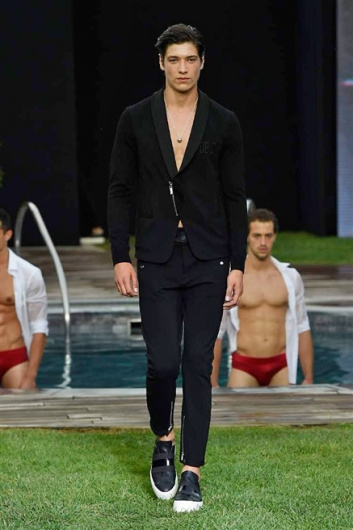 Fotoservizio/SS 2016/MEN/DIRK BIKKEMBERGS/DP1/37