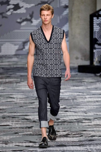 Fotoservizio/SS 2016/MEN/NEIL BARRETT/DP1/26